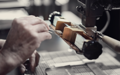 從代工到精品，新加坡文具品牌用皮革與紙張書寫價值新篇章